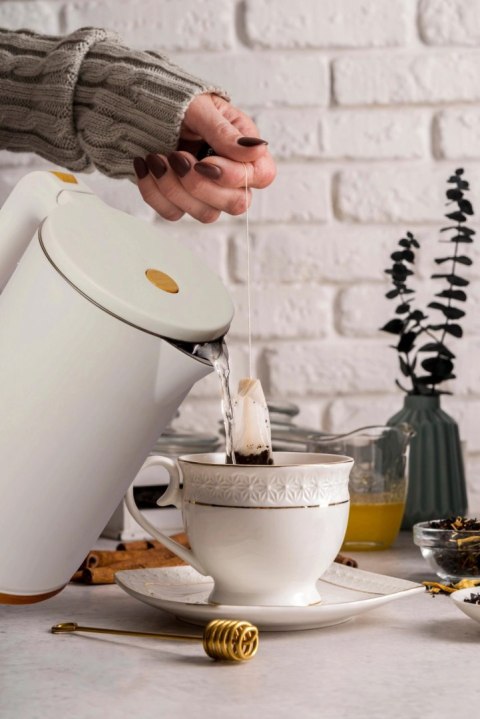 CZAJNIK ELEKTRYCZNY BEZPRZEWODOWY TURYSTYCZNY 1500 W 1.7 L OBROTOWY BIAŁY