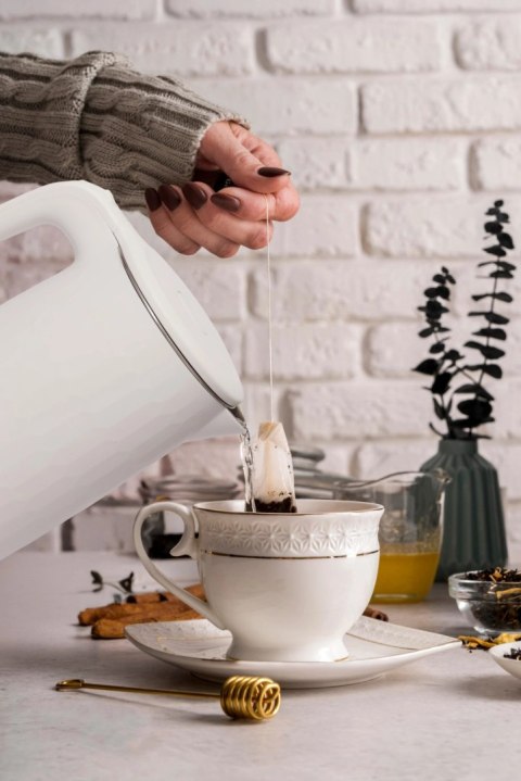 CZAJNIK ELEKTRYCZNY BEZPRZEWODOWY TURYSTYCZNY 1500 W 1.8 L OBROTOWY BIAŁY