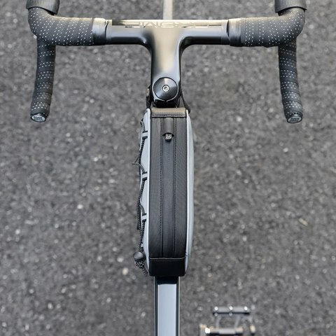 Torba sakwa rowerowa mocowana na ramę 0.9l - srebrna