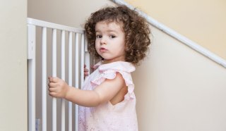 BRAMKA BARIERKA ZABEZPIECZAJĄCA 74-105 CM NA SCHODY I DRZWI STAL DODATKOWE PANELE BIAŁA ECOTOYS